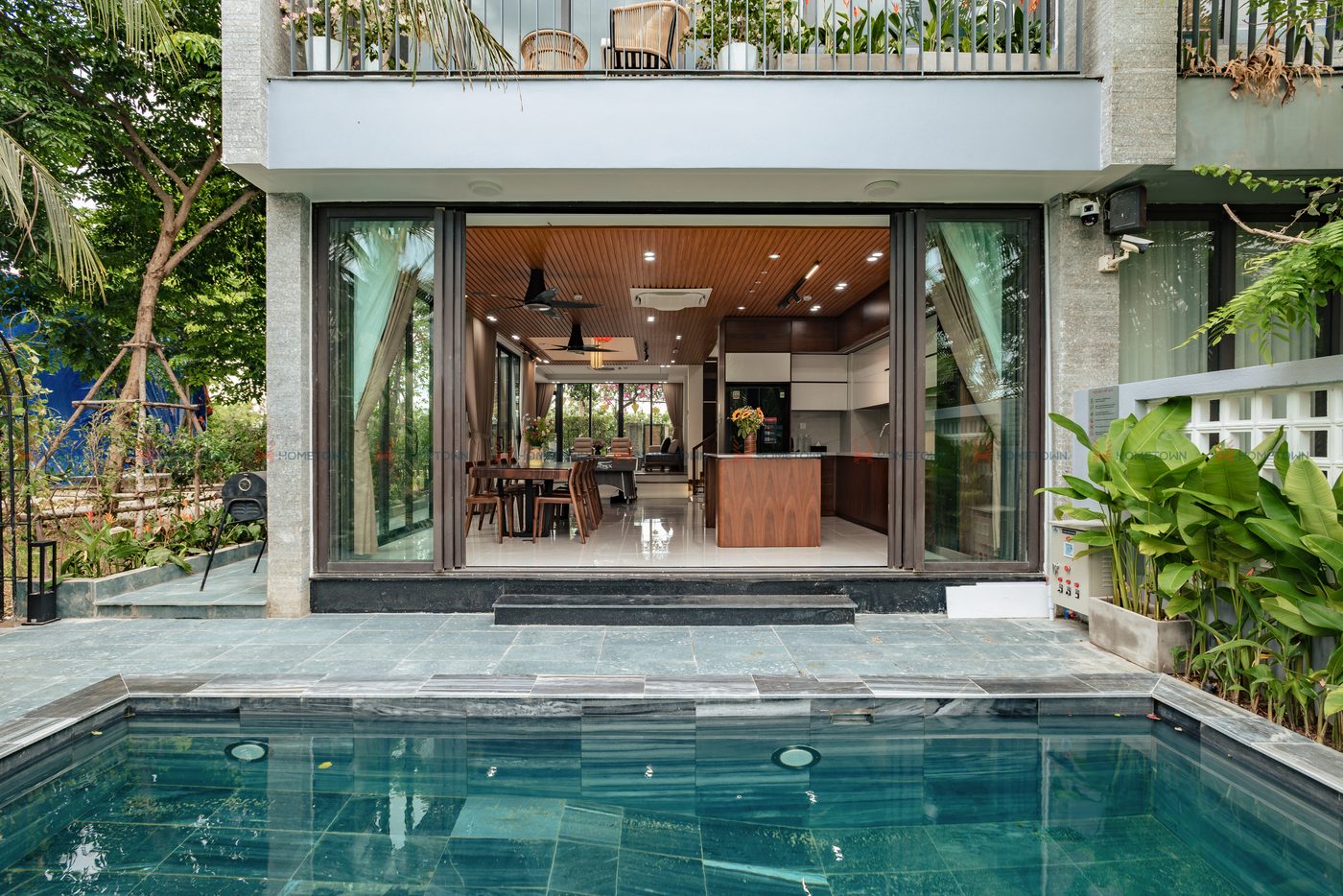 Hồ bơi và phòng khách Kem Villa