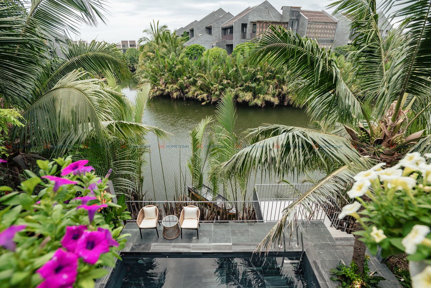 Toàn cảnh hồ bơi từ ban công