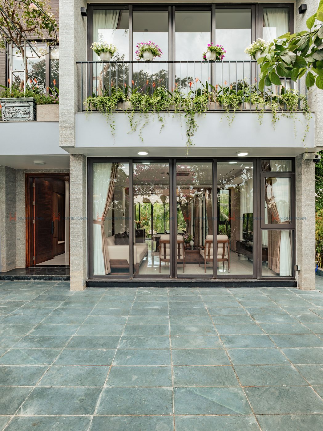 Hồ bơi buổi tối